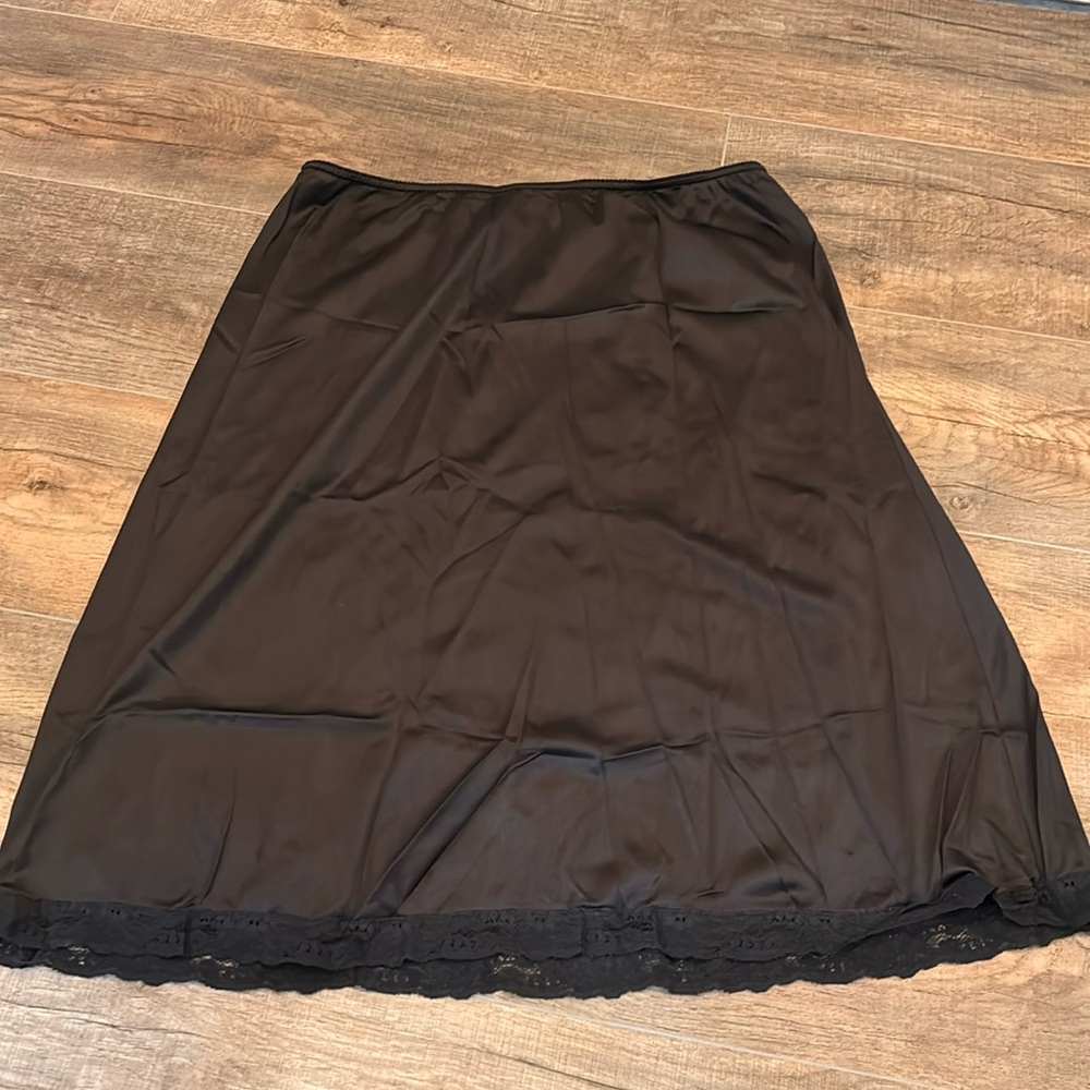 Maidenform Black Women’s Mid Calf Slip - half slip size M lace trim made in USA